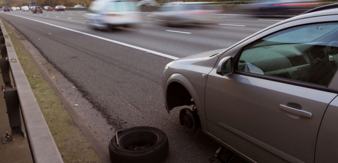 Deteniéndose en el arcén de la carretera podria ser peligroso si no lo hace bien.
