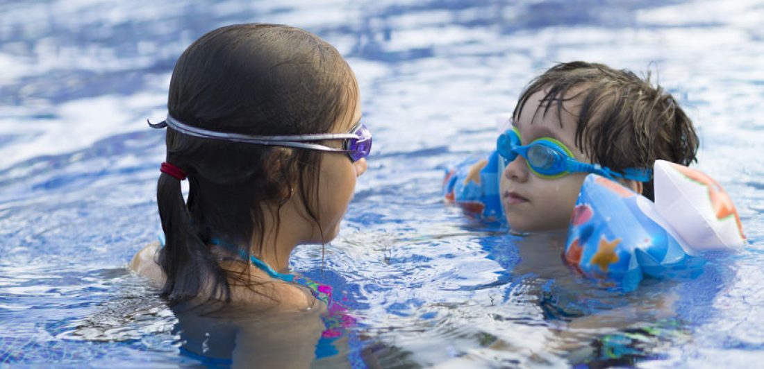 Happy Girl and Boy Enjoying in Swimming Pool seguridad natación