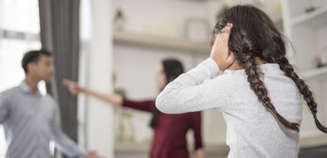 The girl puts her hands on her ears because she does not want to mejor abogado de divorcio