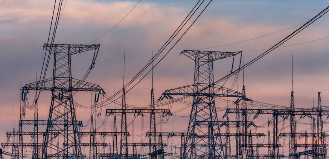 High Voltage Electric Transmission Tower Energy Pylon. muerte por negligencia por corte de energía