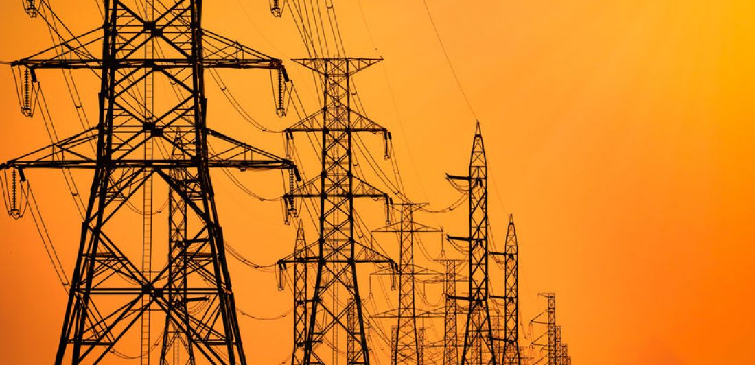High voltage electric pole and transmission lines in the evening reclamo por corte de energía