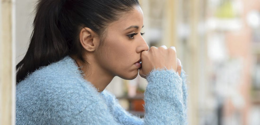 beautiful sad and desperate hispanic woman suffering depression thoughtful frustrated recuperación después de un divorcio