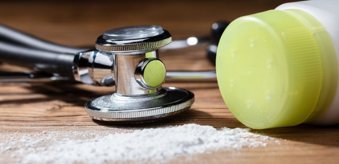 Close-up Of Spilled Talcum Powder And Stethoscope polvo de talco