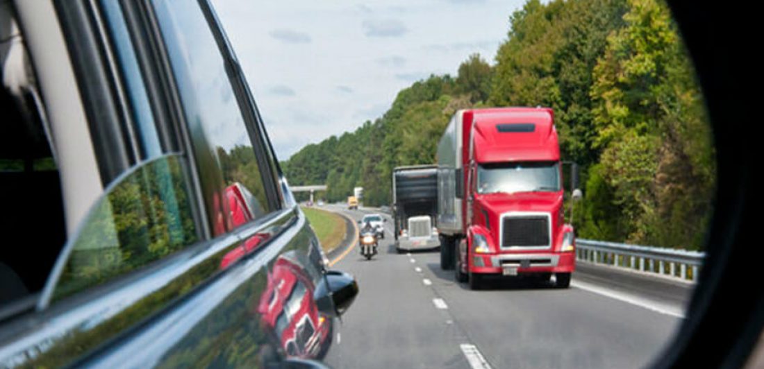 se permite que los camiones conduzcan en el carril izquierdo