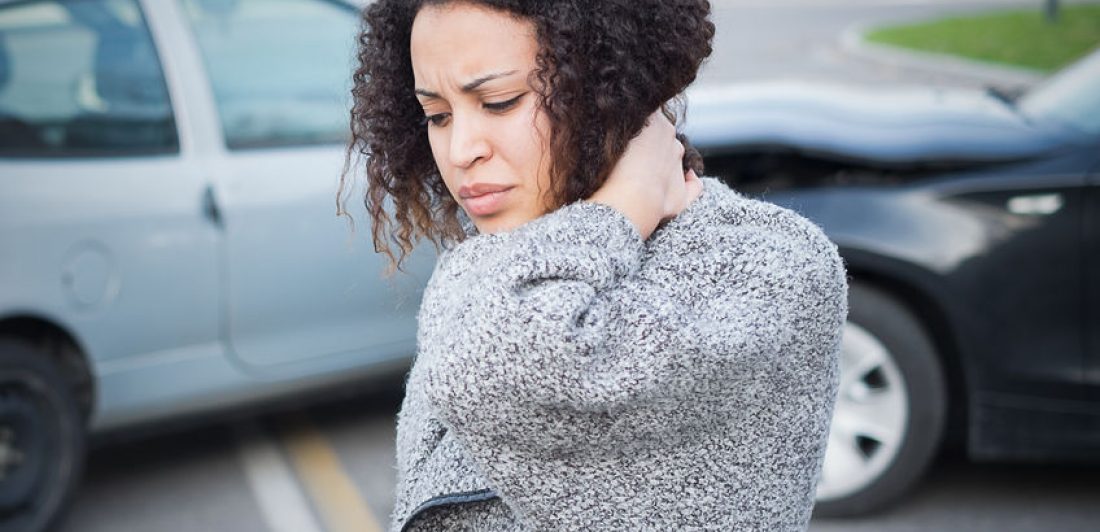 Injured woman feeling bad after having car crash Qué hacer después de un choque